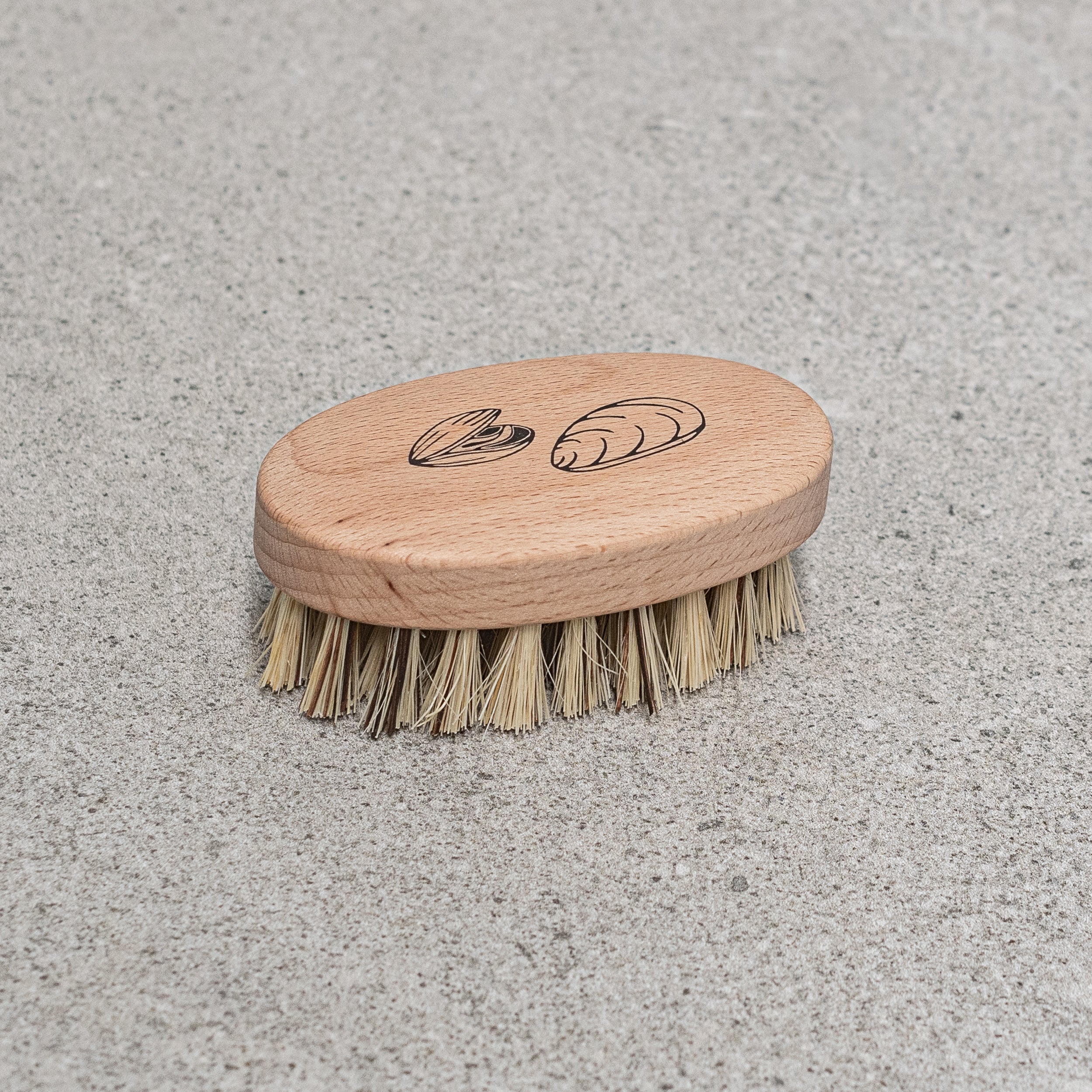 heaven in earth wooden Mussel/Oyster Cleaning Brush by kellerbursten germany