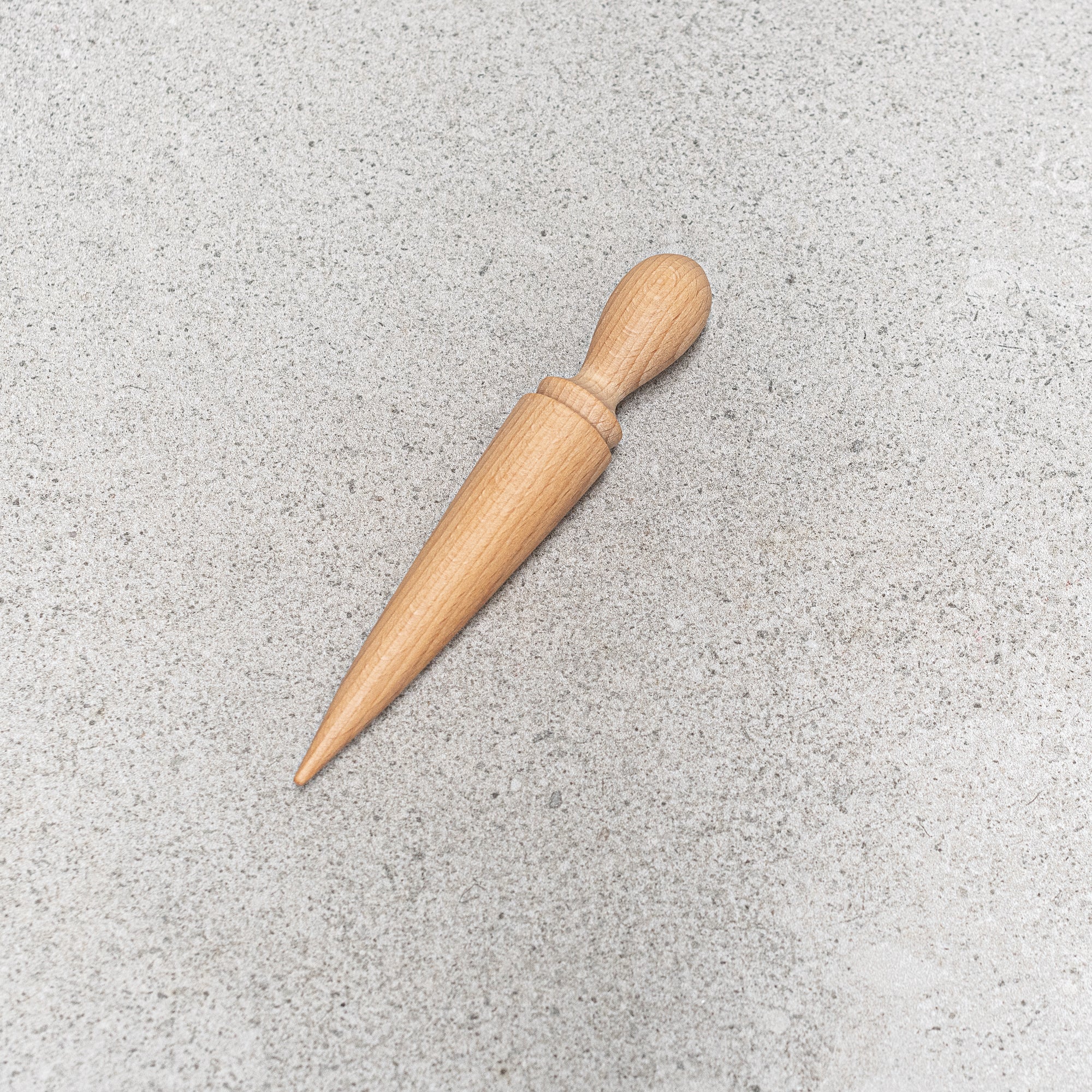 Introducing the Small Wooden Dibber from Heaven in Earth by Creamore Mill UK—an essential tool for any gardener looking to sow seeds with precision and care. Crafted from high-quality, sustainable wood, this dibber embodies a blend of functionality and natural beauty.
Its compact design makes it easy to handle, allowing you to create perfectly spaced holes in your garden beds or pots for planting seeds or bulbs.