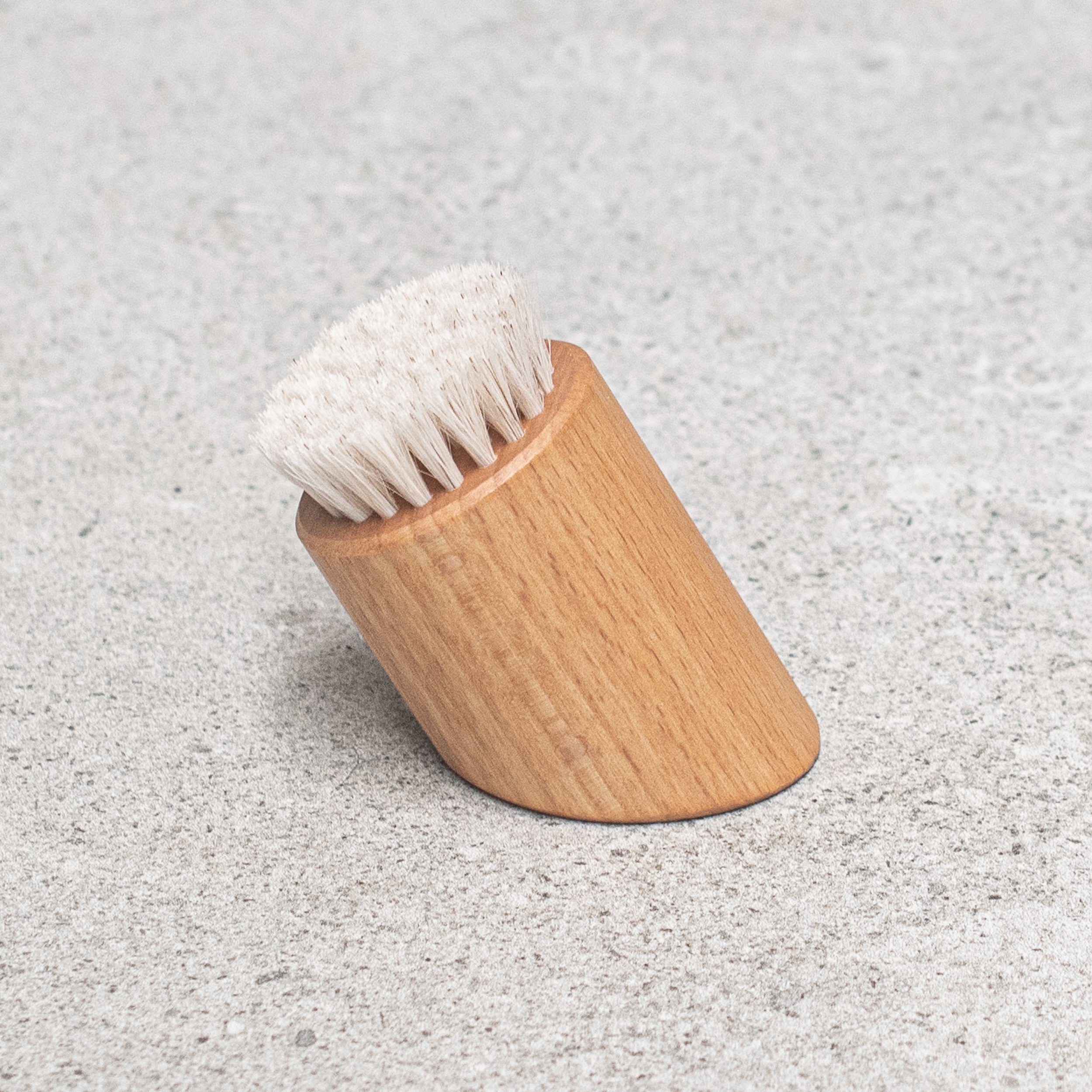 Heaven in Earth (HIE) Face Brush Standing by Kellerbürsten, Germany, offers a modern, minimalist design with clean lines and excellent drainage for easy maintenance. Crafted from oiled beechwood and soft mane hair, it's both functional and stylish, perfect for elevating your bathroom essentials