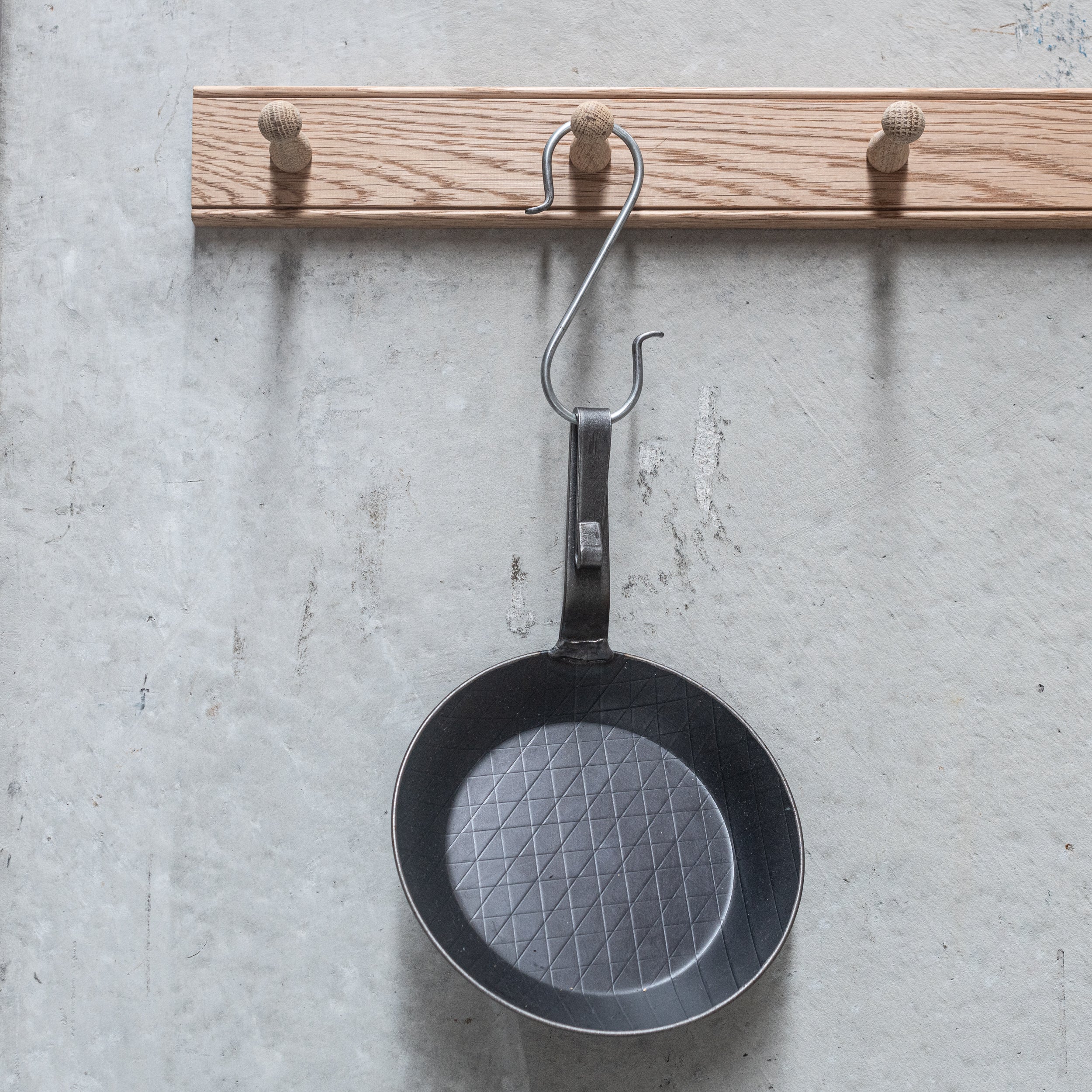 durable forged iron pan kitchen cookware