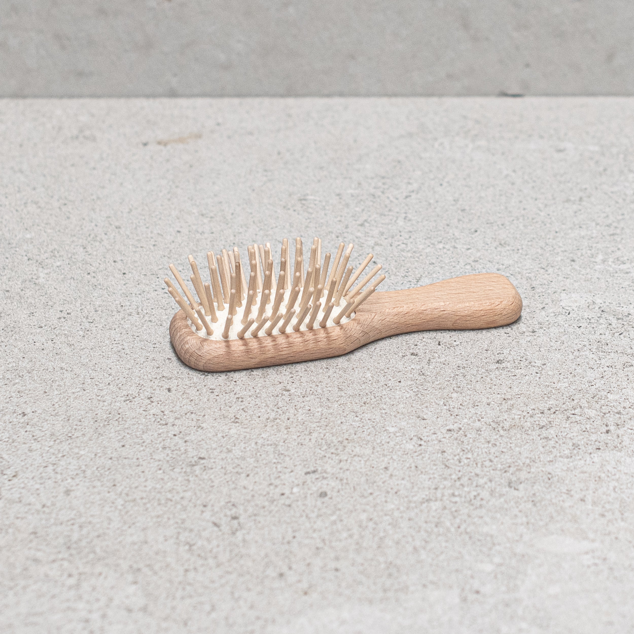 Travel hair brush