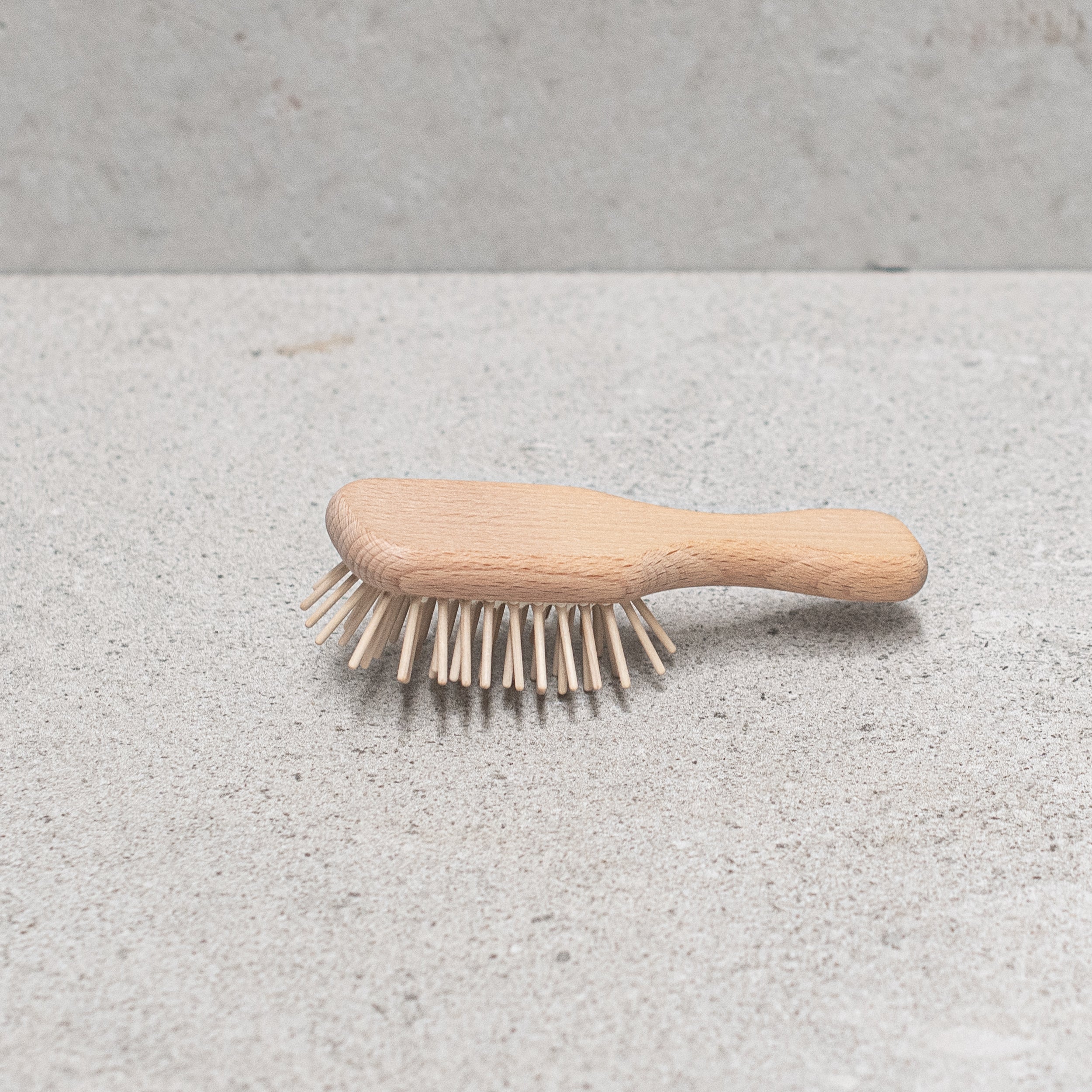 Travel hair brush