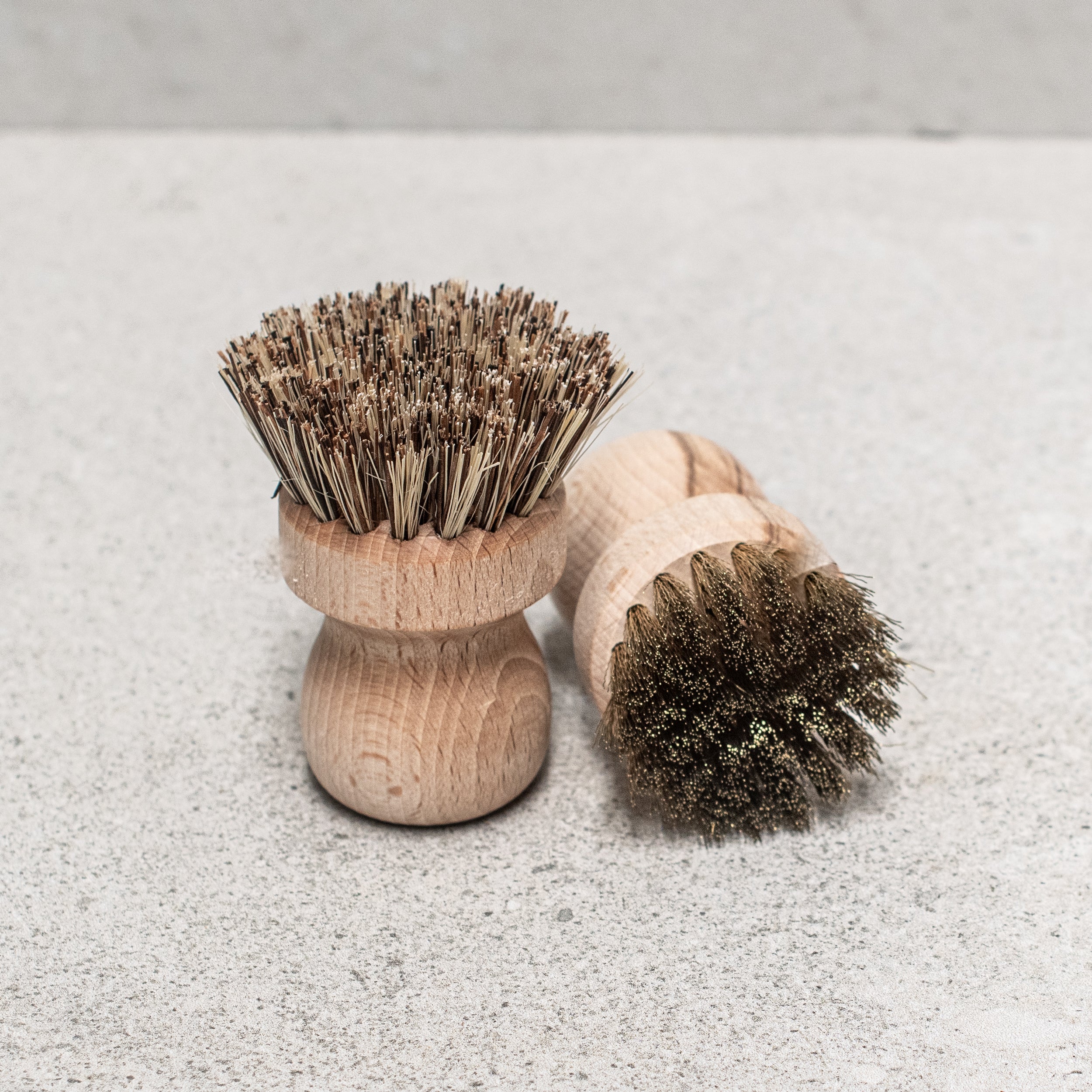 BBQ brush with brass wire bristles and a wooden handle, designed for easy and efficient cleaning of grill grates