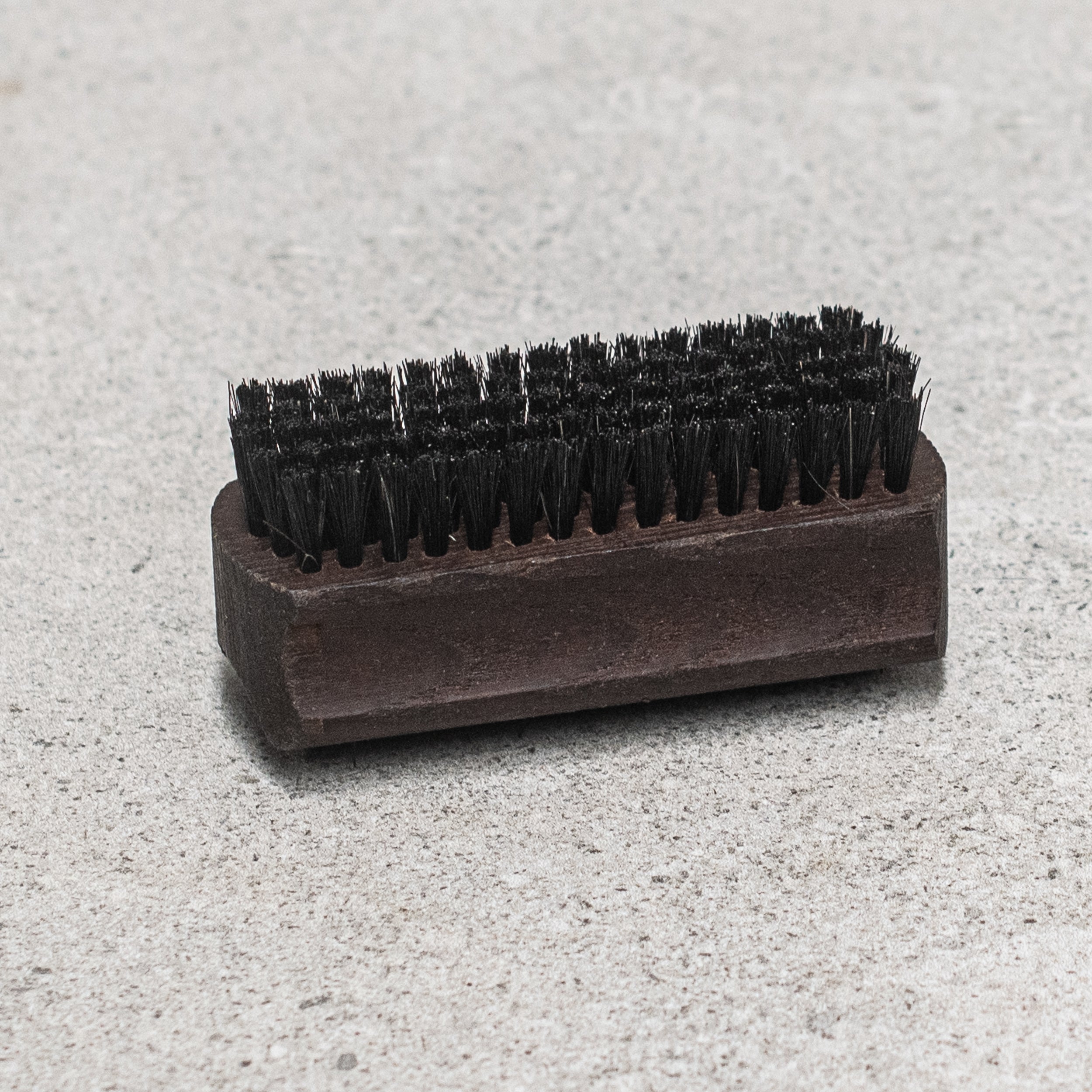 heaven in earth Nail brush rectangle thermowood - high-quality nail brush made with treated FSC wood for durability and resistance to moisture and microbes. Kellerbursten germany