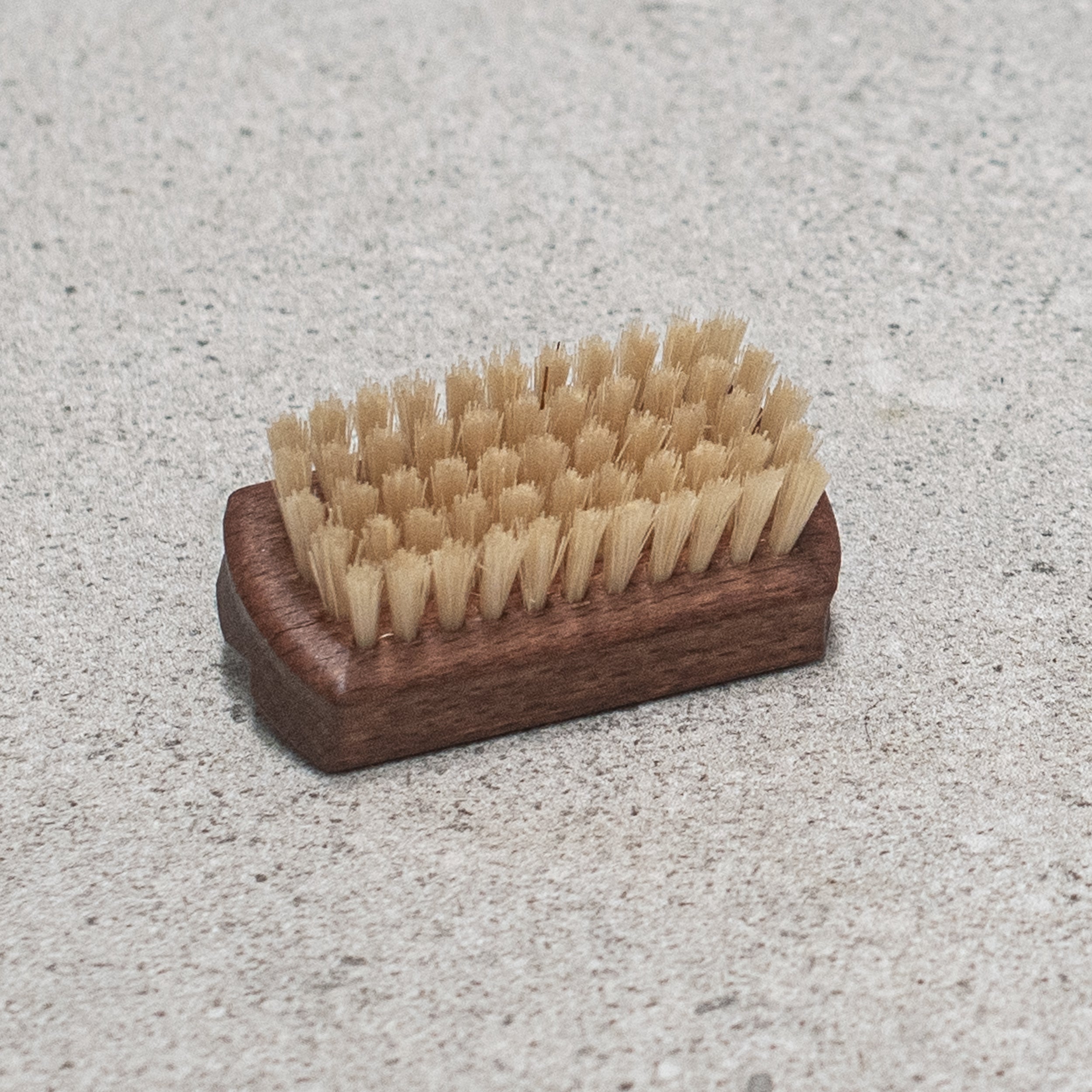 heaven in earth (HIE) Travel nail brush thermowood light bristles by kellerbursten germany