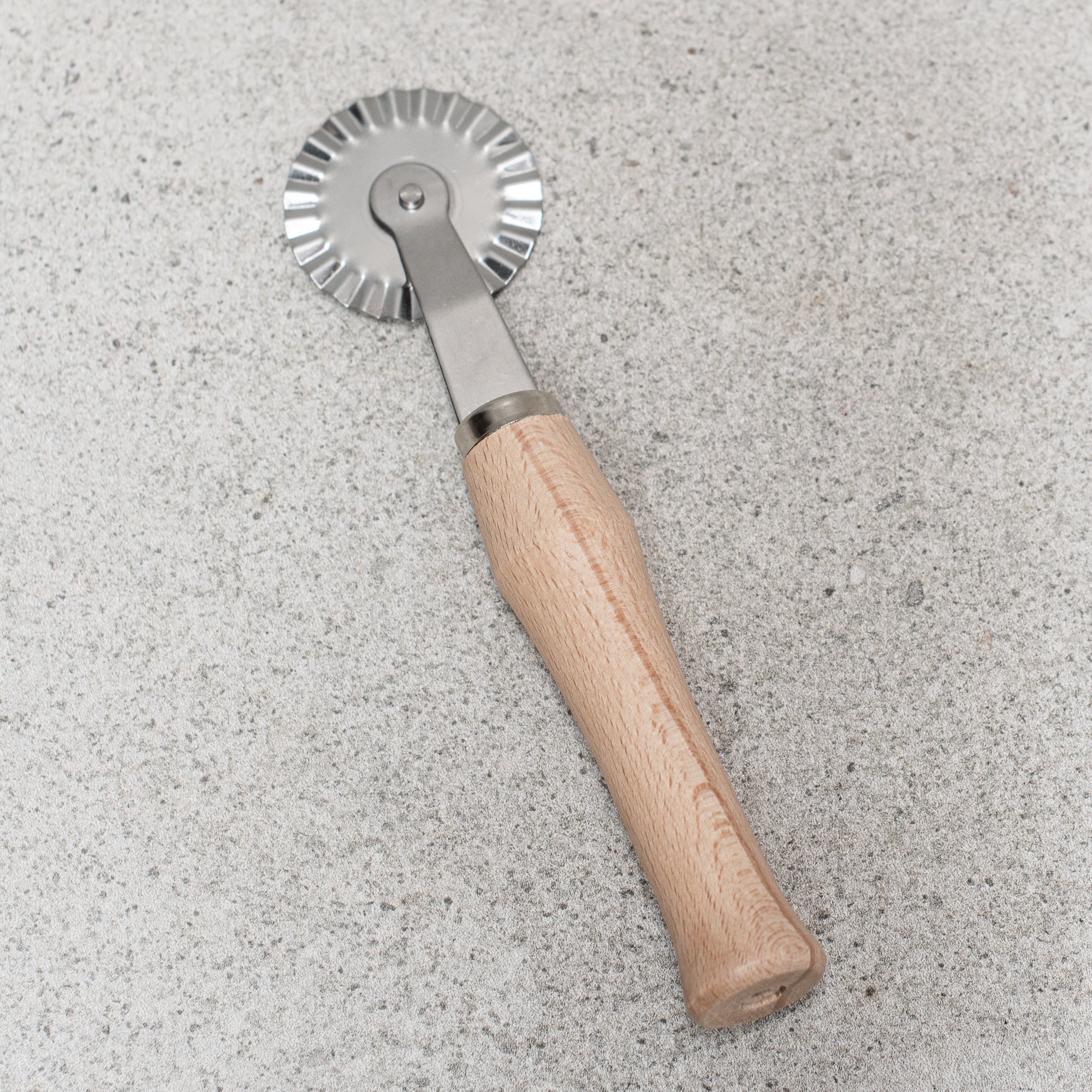 Pastry wheel with beechwood handle - Heaven in Earth