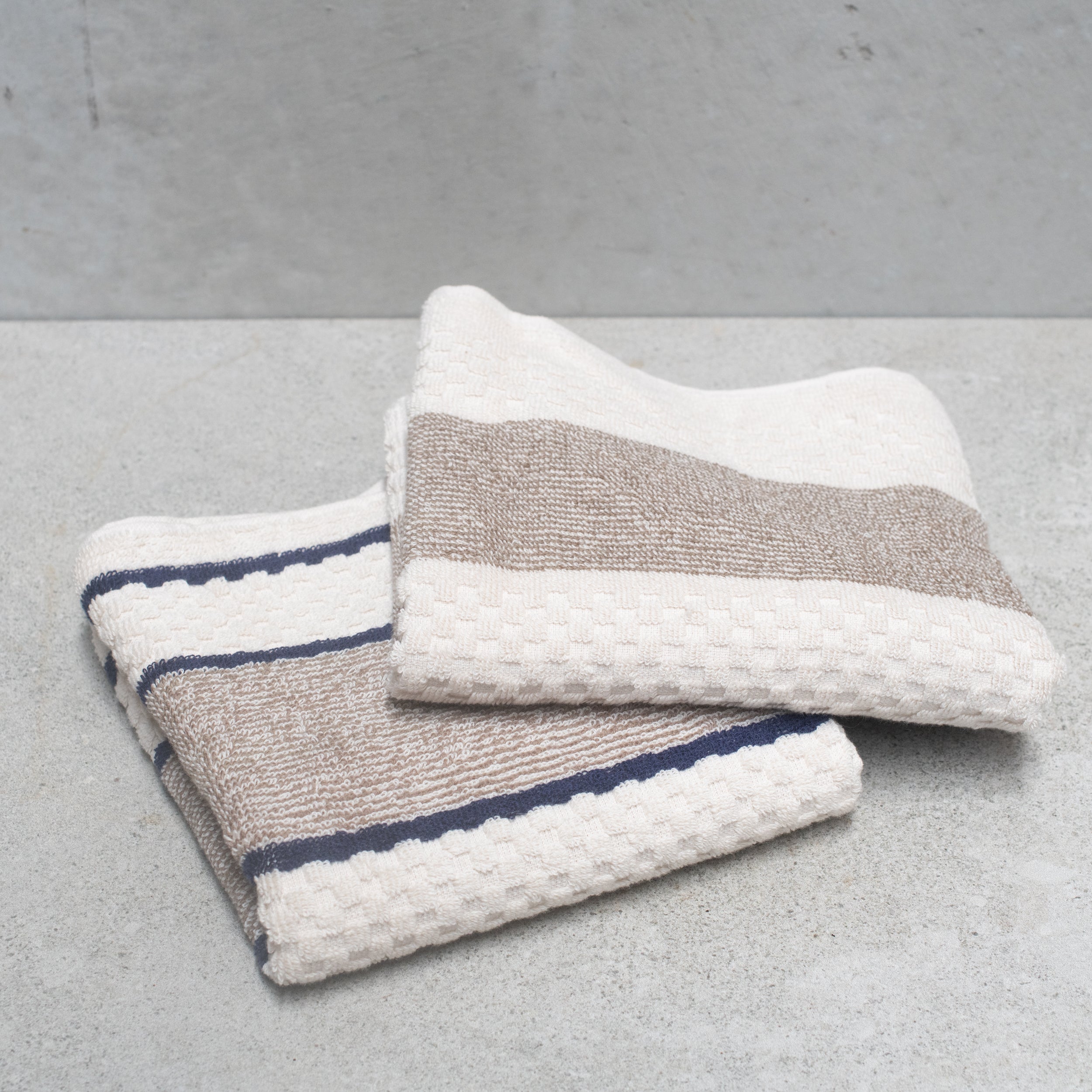 Creamore Mill Towel from Heaven in Earth—an elegant and versatile addition to your home. Designed to fit seamlessly on any oven rail, this towel can also be used as a stylish bathroom hand towel, making it a functional accessory for any space.
Featuring a convenient 'popper' strip, the Creamore Mill Towel creates a secure loop that ensures it stays firmly in place. 100% cotton.