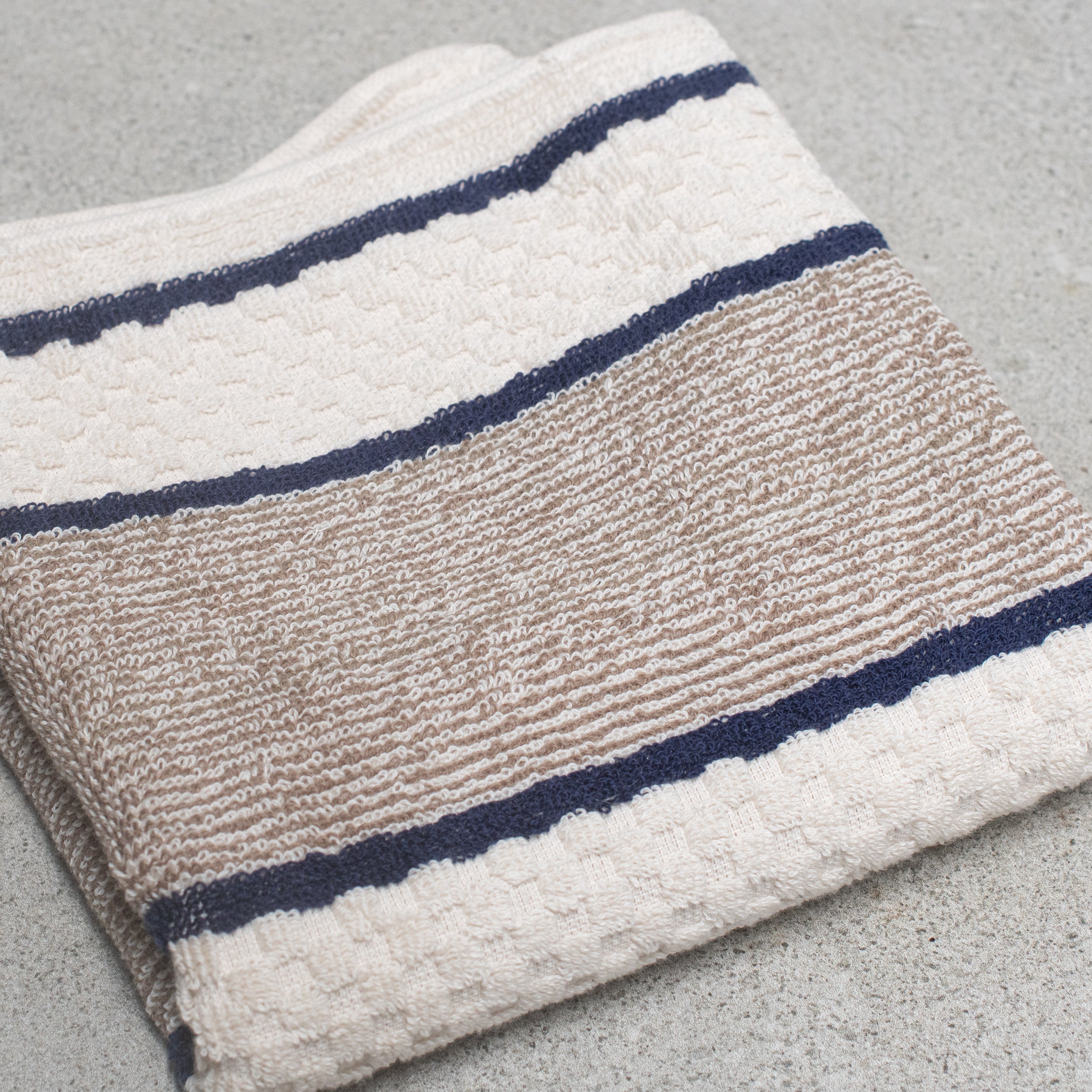 Creamore Mill Towel from Heaven in Earth—an elegant and versatile addition to your home. Designed to fit seamlessly on any oven rail, this towel can also be used as a stylish bathroom hand towel, making it a functional accessory for any space.
Featuring a convenient 'popper' strip, the Creamore Mill Towel creates a secure loop that ensures it stays firmly in place. 100% cotton.