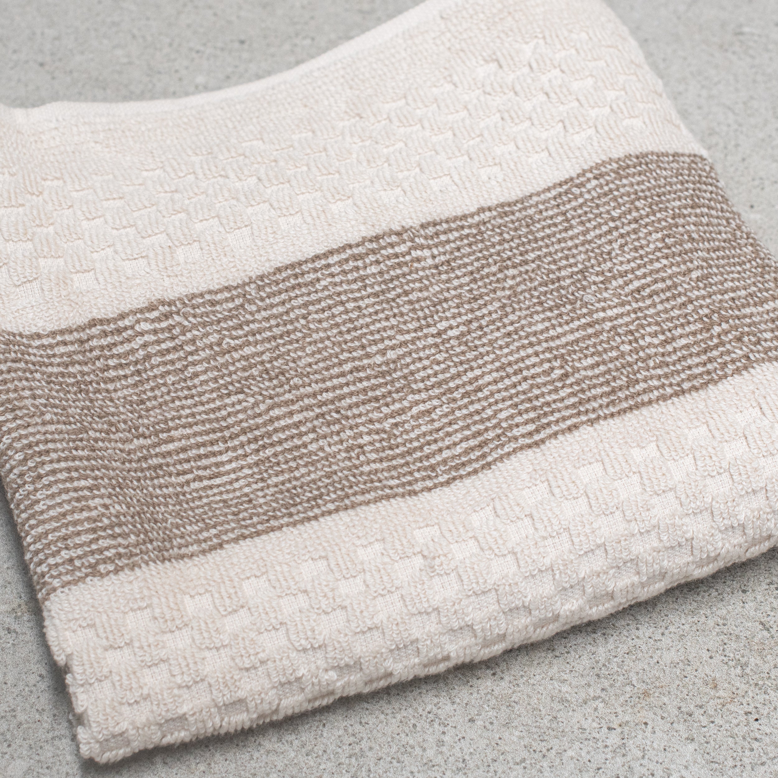 Creamore Mill Towel from Heaven in Earth—an elegant and versatile addition to your home. Designed to fit seamlessly on any oven rail, this towel can also be used as a stylish bathroom hand towel, making it a functional accessory for any space.
Featuring a convenient 'popper' strip, the Creamore Mill Towel creates a secure loop that ensures it stays firmly in place. 100% cotton.