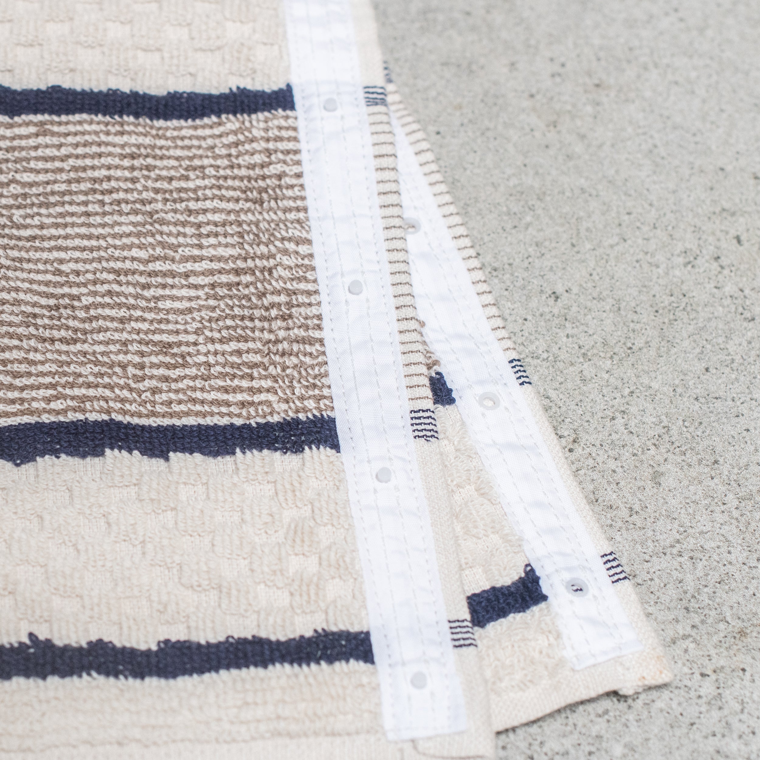 Creamore Mill Towel from Heaven in Earth—an elegant and versatile addition to your home. Designed to fit seamlessly on any oven rail, this towel can also be used as a stylish bathroom hand towel, making it a functional accessory for any space.
Featuring a convenient 'popper' strip, the Creamore Mill Towel creates a secure loop that ensures it stays firmly in place. 100% cotton.