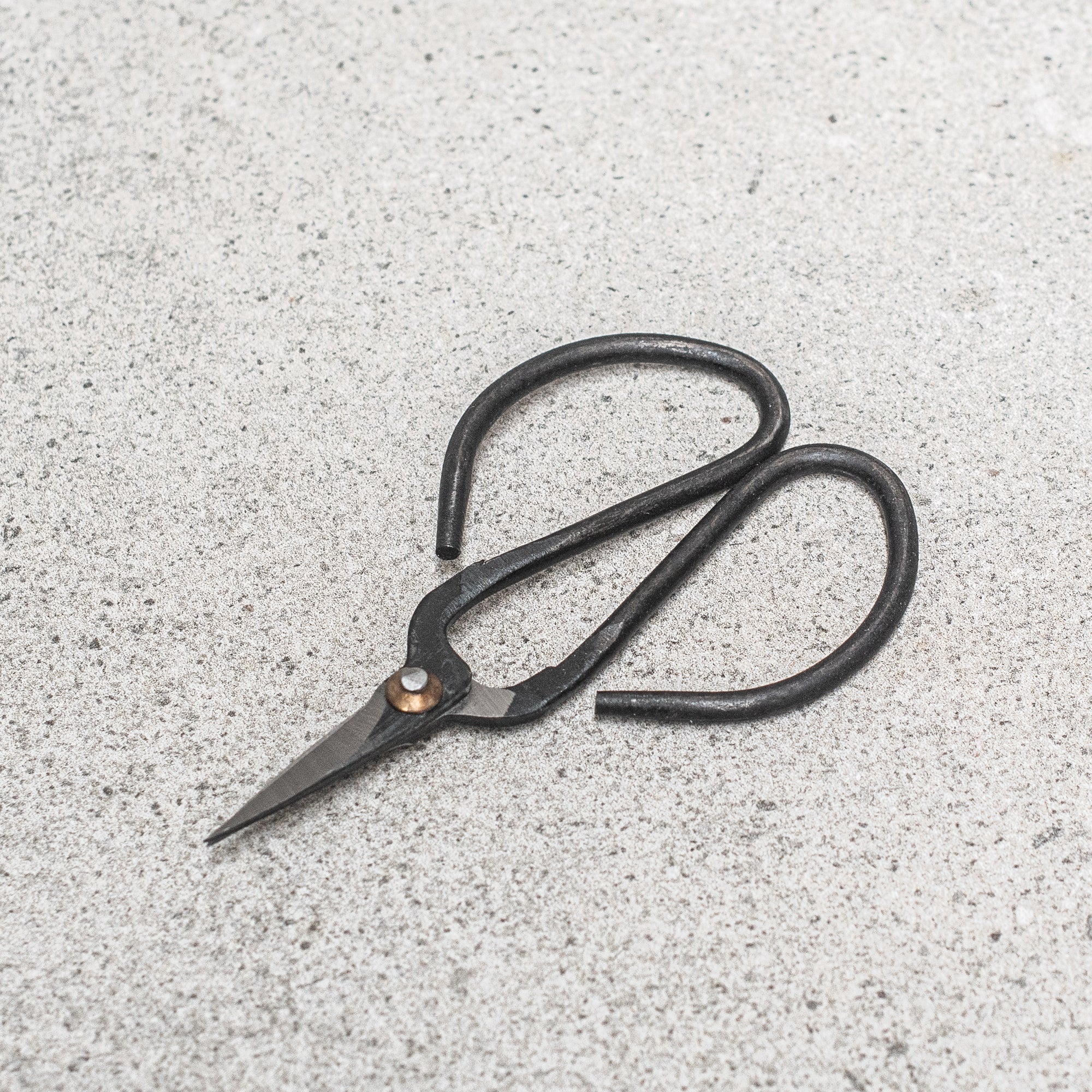 Scissors in Leather Pouch - Heaven in Earth