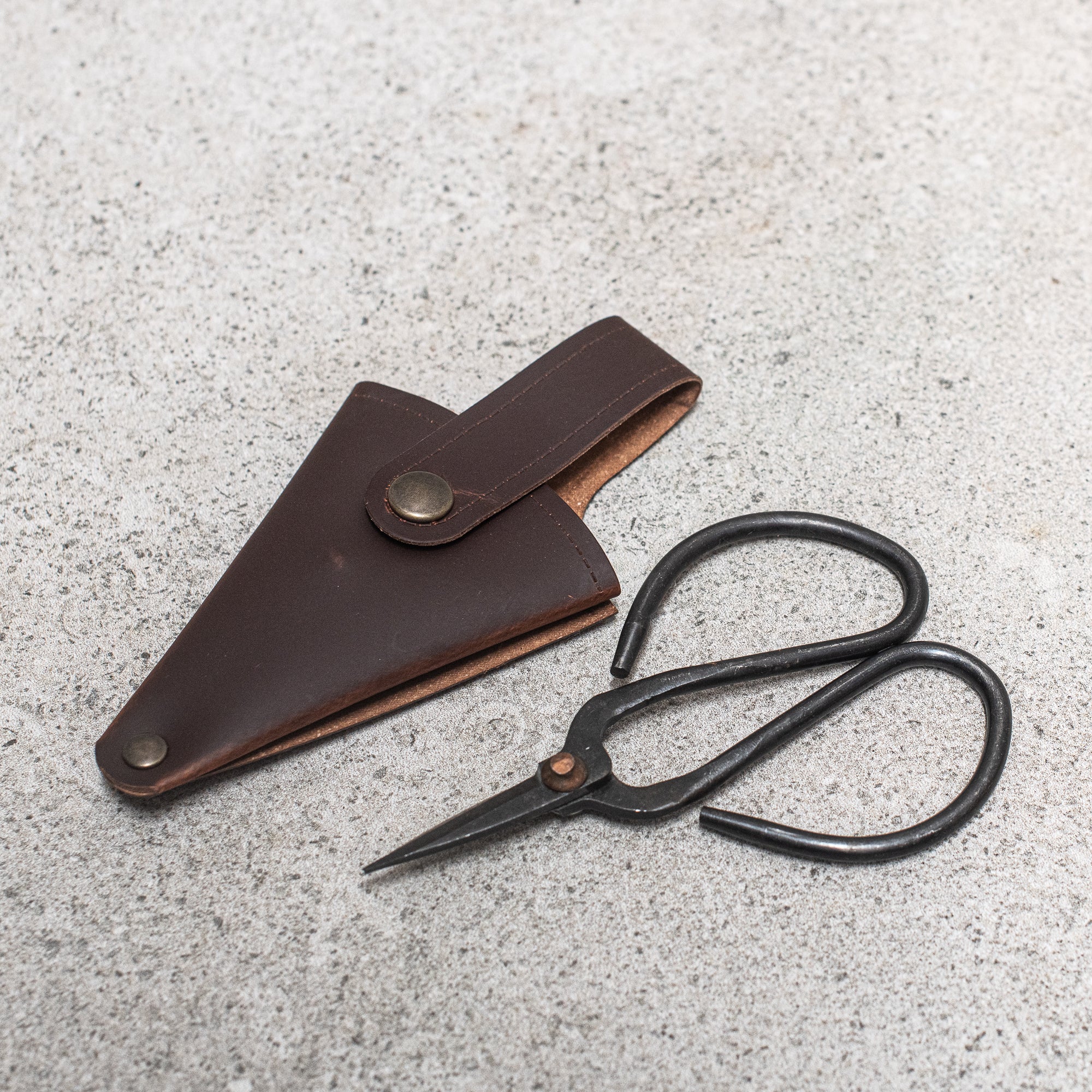 Scissors in Leather Pouch - Heaven in Earth