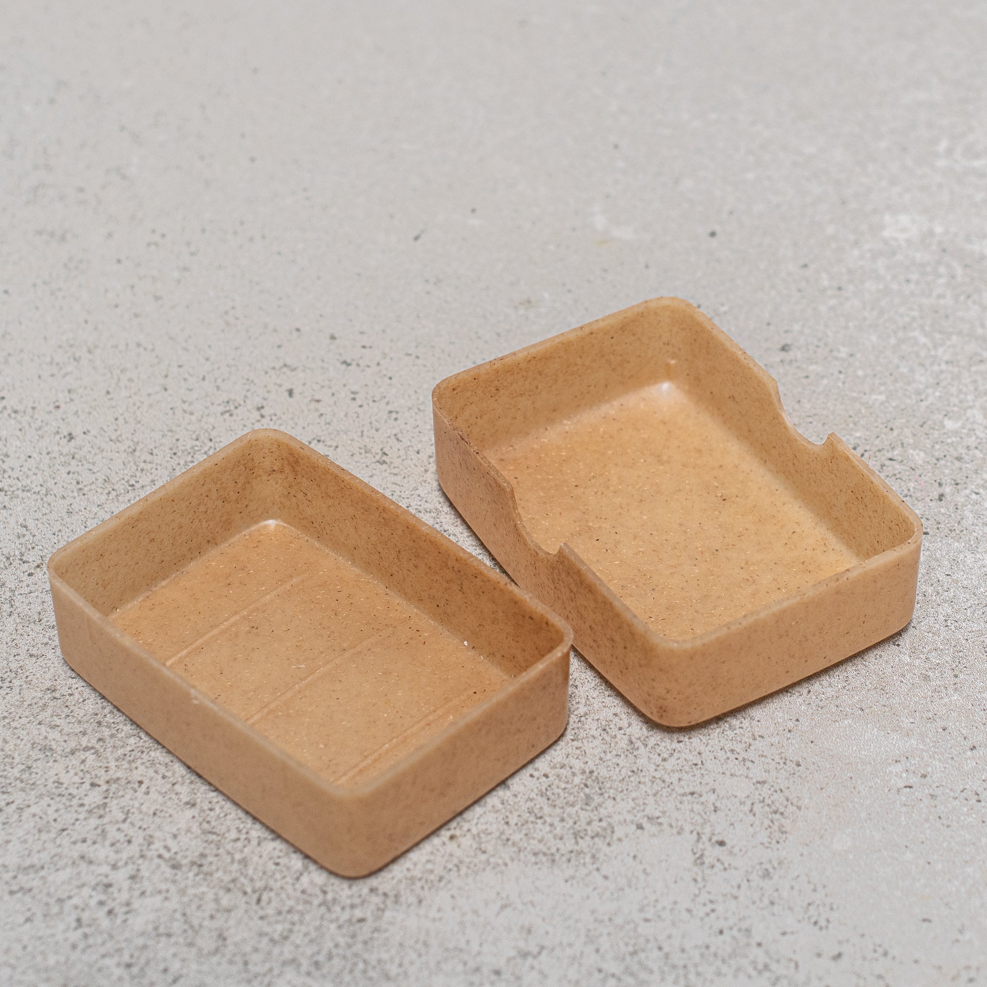 co Travel soap holder made of liquid wood by Heaven in Earth, crafted by Croll & Denecke, offering a sustainable and compact solution for storing soap while on the go, with a stylish, biodegradable design.