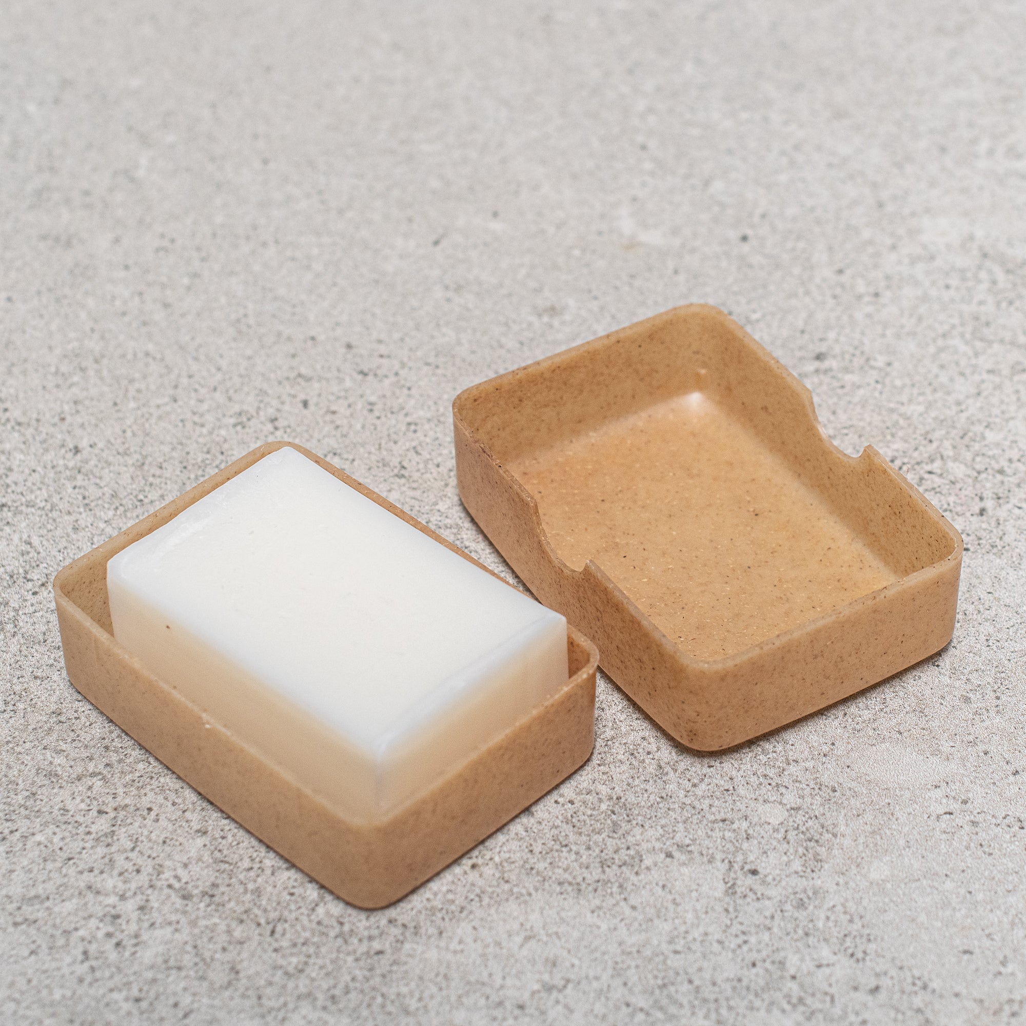 co Travel soap holder made of liquid wood by Heaven in Earth, crafted by Croll & Denecke, offering a sustainable and compact solution for storing soap while on the go, with a stylish, biodegradable design.