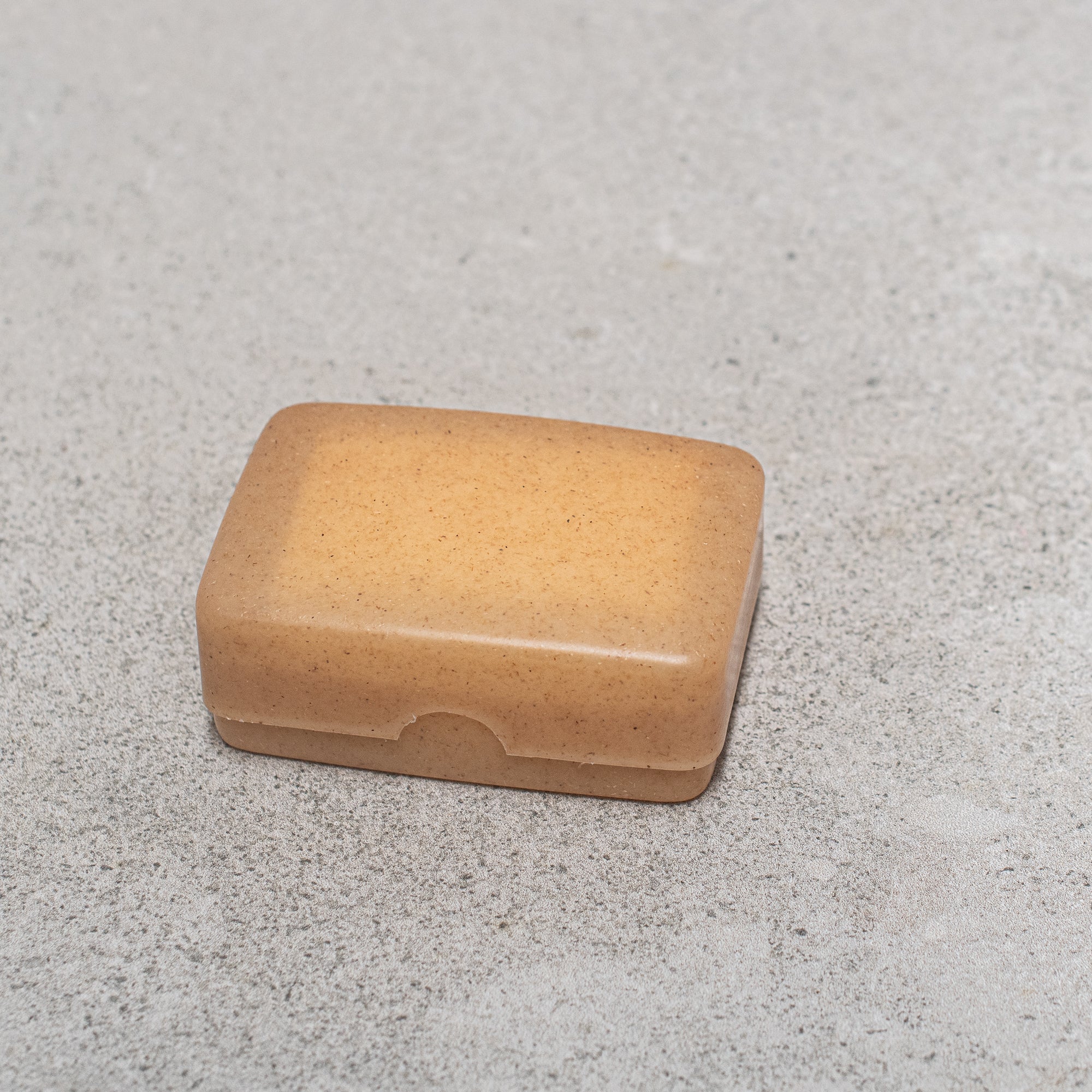 co Travel soap holder made of liquid wood by Heaven in Earth, crafted by Croll & Denecke, offering a sustainable and compact solution for storing soap while on the go, with a stylish, biodegradable design.