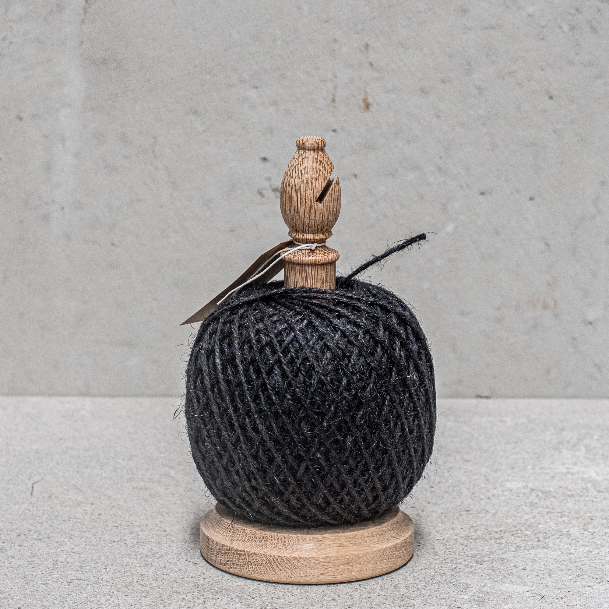 Twine Stand With Cutter - Heaven in Earth black