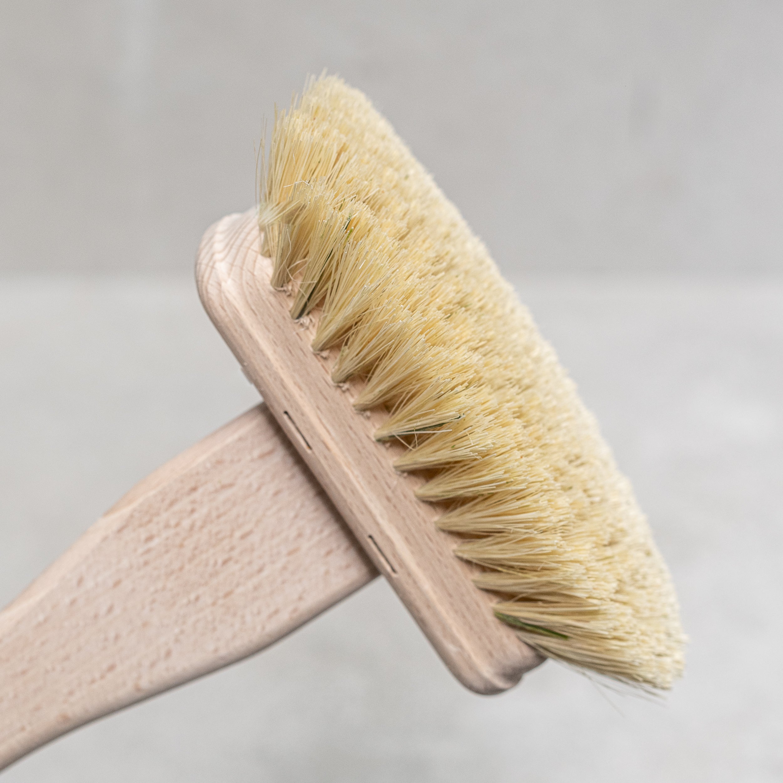 Vegan bath tub brush with soft, plant-based bristles and a sturdy wooden handle, designed for gentle yet effective cleaning of your bath or shower