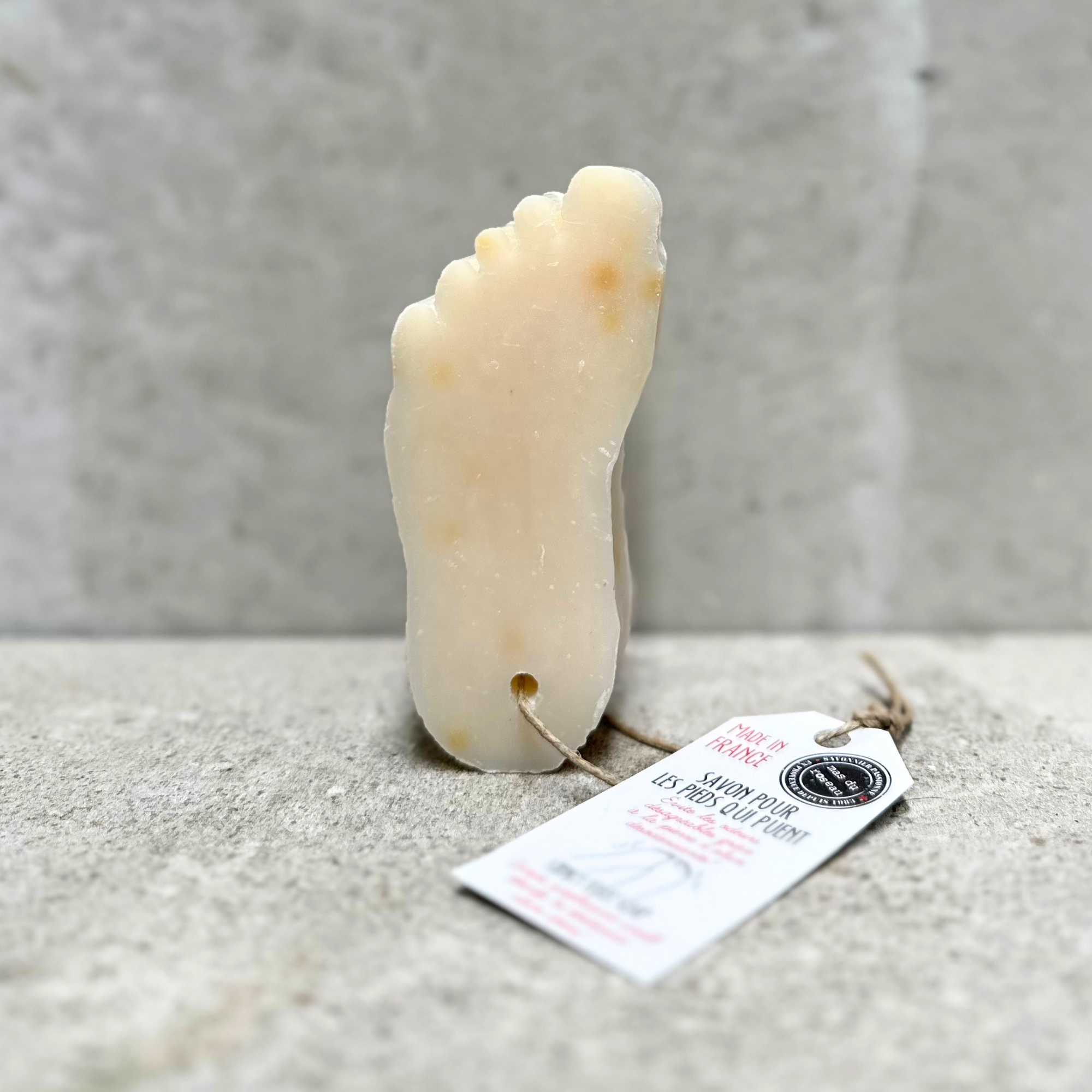French Marseille foot soap with mint and alum for naturally fresh feet.