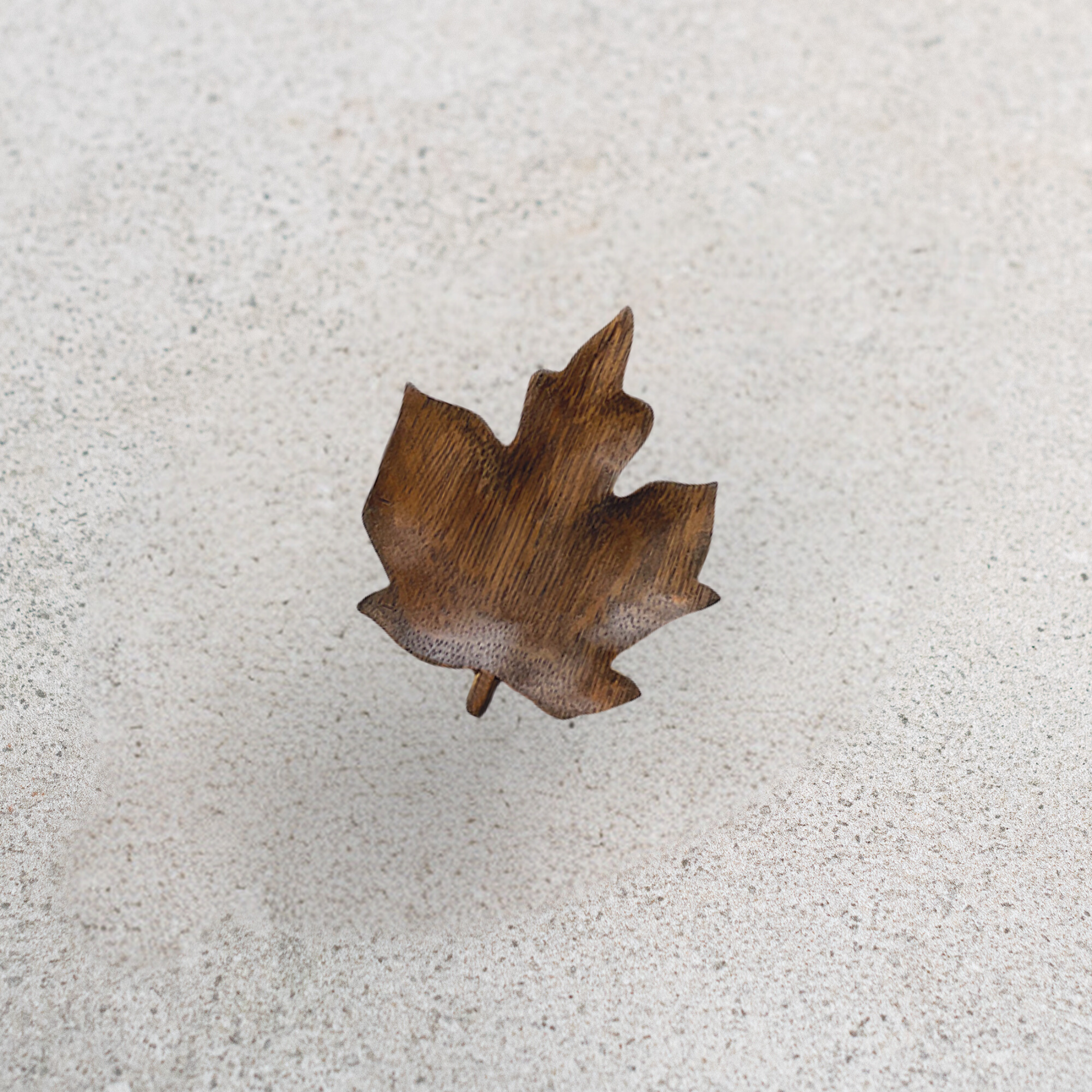 Gorgeous East of India wooden flat leaf dishes, perfect for adding decorative warmth and natural beauty to any interior. Use as a statement piece, layer the smaller ones for a unique arrangement, or as a safe, stylish spot to hold special items. Heaven in Earth (HIE)