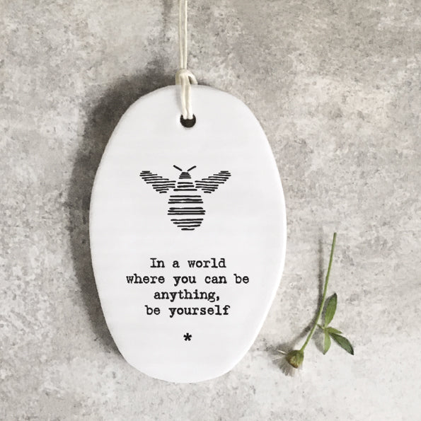 EI6313 oorcelain hanger bee in a world