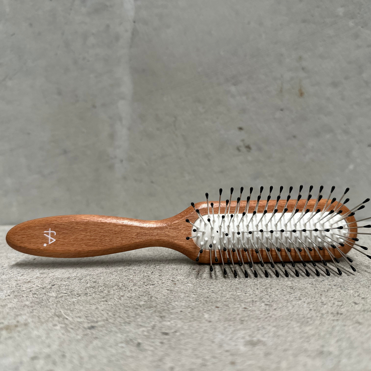 Vegan steel pin detangling brush with rounded steel pins and beechwood handle for thick hair by Faller Germany.