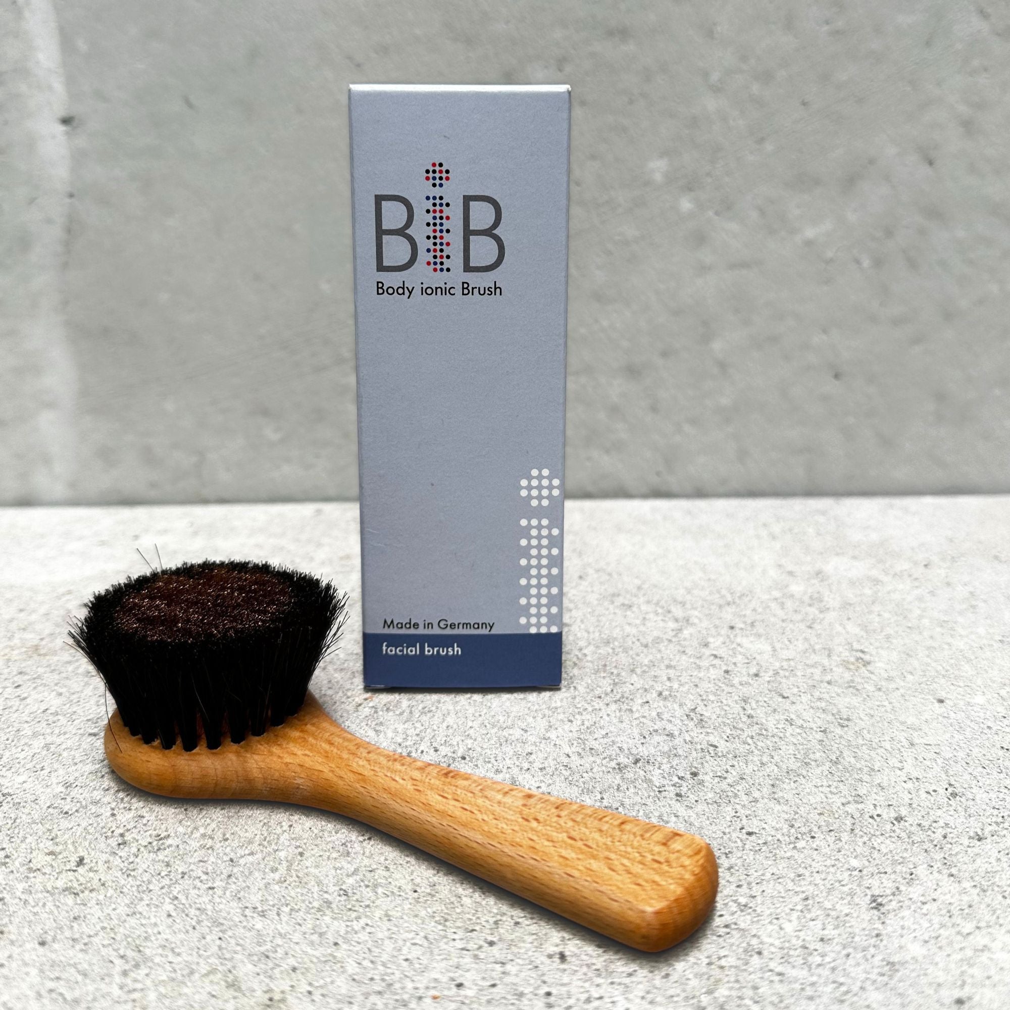 Heaven in Earth (HIE) Face Brush Ionic, crafted from oiled FSC-certified beechwood with fine bronze wire and pure horsehair bristles by Kellerbürsten, Germany. This premium brush offers gentle exfoliation and a soothing massage, ideal for enhancing your skincare routine with eco-friendly luxury