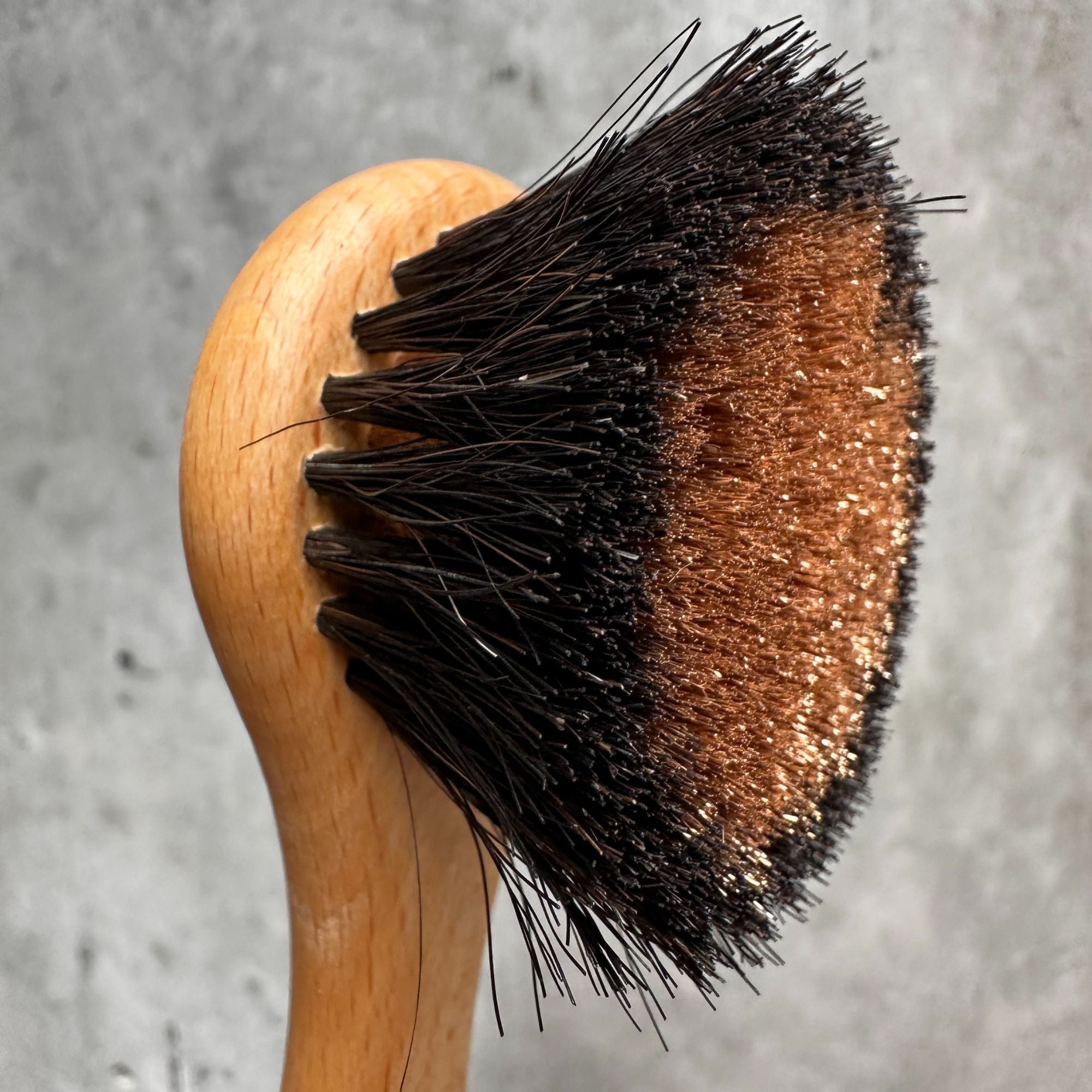 Heaven in Earth (HIE) Face Brush Ionic, crafted from oiled FSC-certified beechwood with fine bronze wire and pure horsehair bristles by Kellerbürsten, Germany. This premium brush offers gentle exfoliation and a soothing massage, ideal for enhancing your skincare routine with eco-friendly luxury