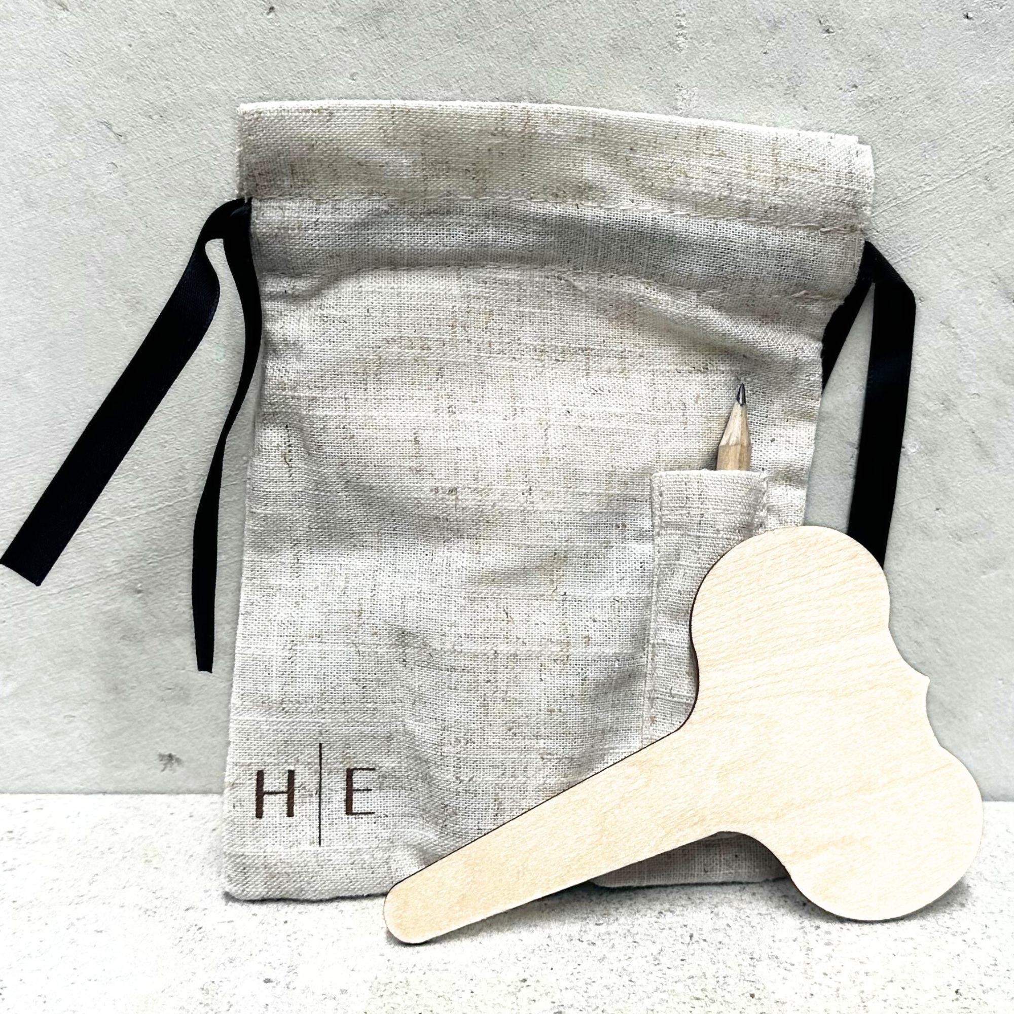 Heaven In Earth (HIE) Set of 5 basswood wide face plant labels based on a French design. Enclosed in a linen bag complete with a pencil pocket on the outside.